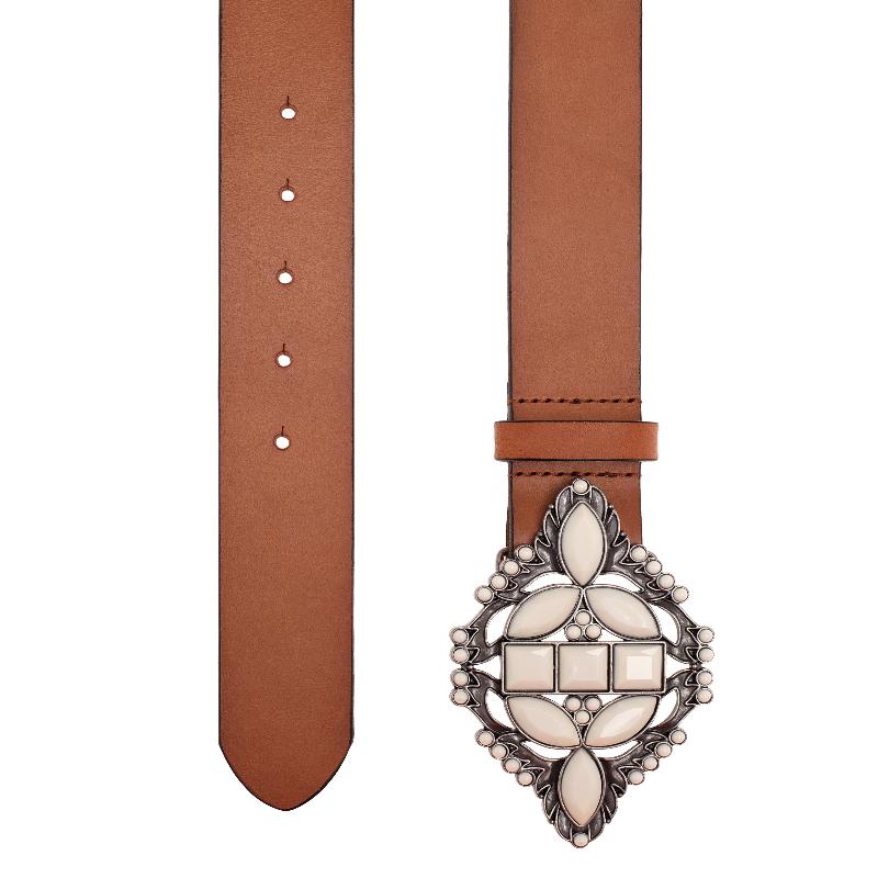 A stylish belt featuring an elegant white flower design, perfect for adding a touch of sophistication to any outfit.

