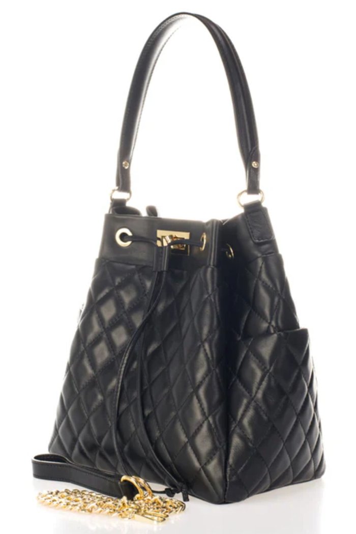  Elegant black quilted handbag adorned with a luxurious gold chain, exuding sophistication and timeless style.