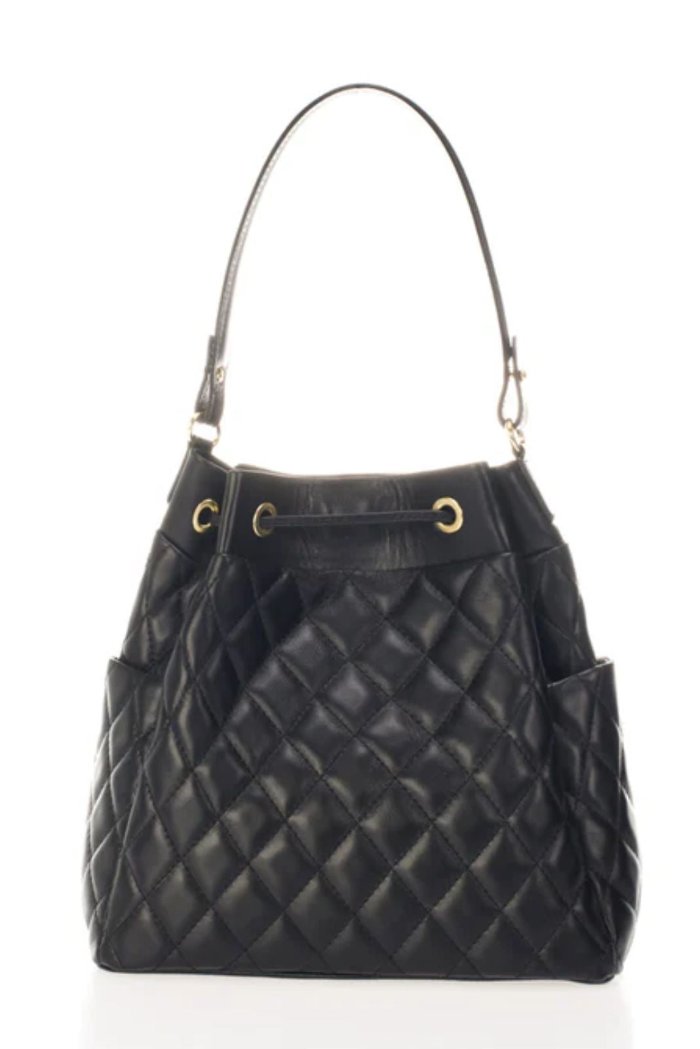  Elegant black quilted handbag adorned with a luxurious gold chain, exuding sophistication and timeless style.