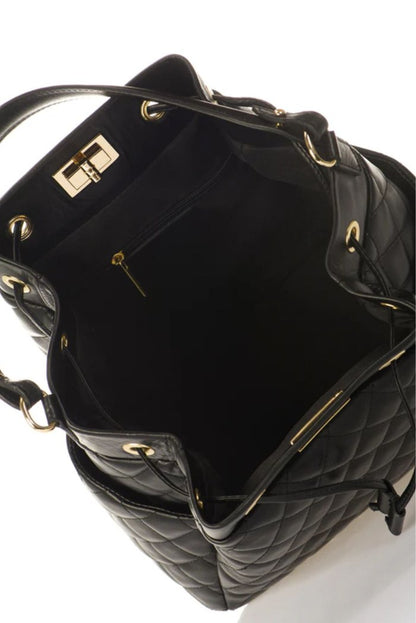  Elegant black quilted handbag adorned with a luxurious gold chain, exuding sophistication and timeless style.