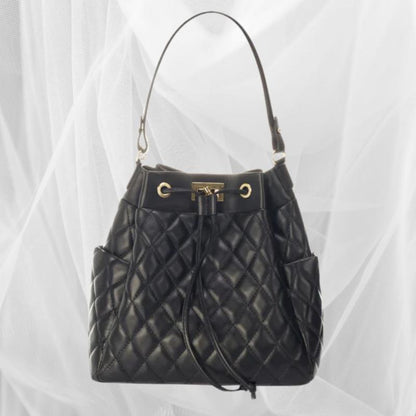  Elegant black quilted handbag adorned with a luxurious gold chain, exuding sophistication and timeless style.