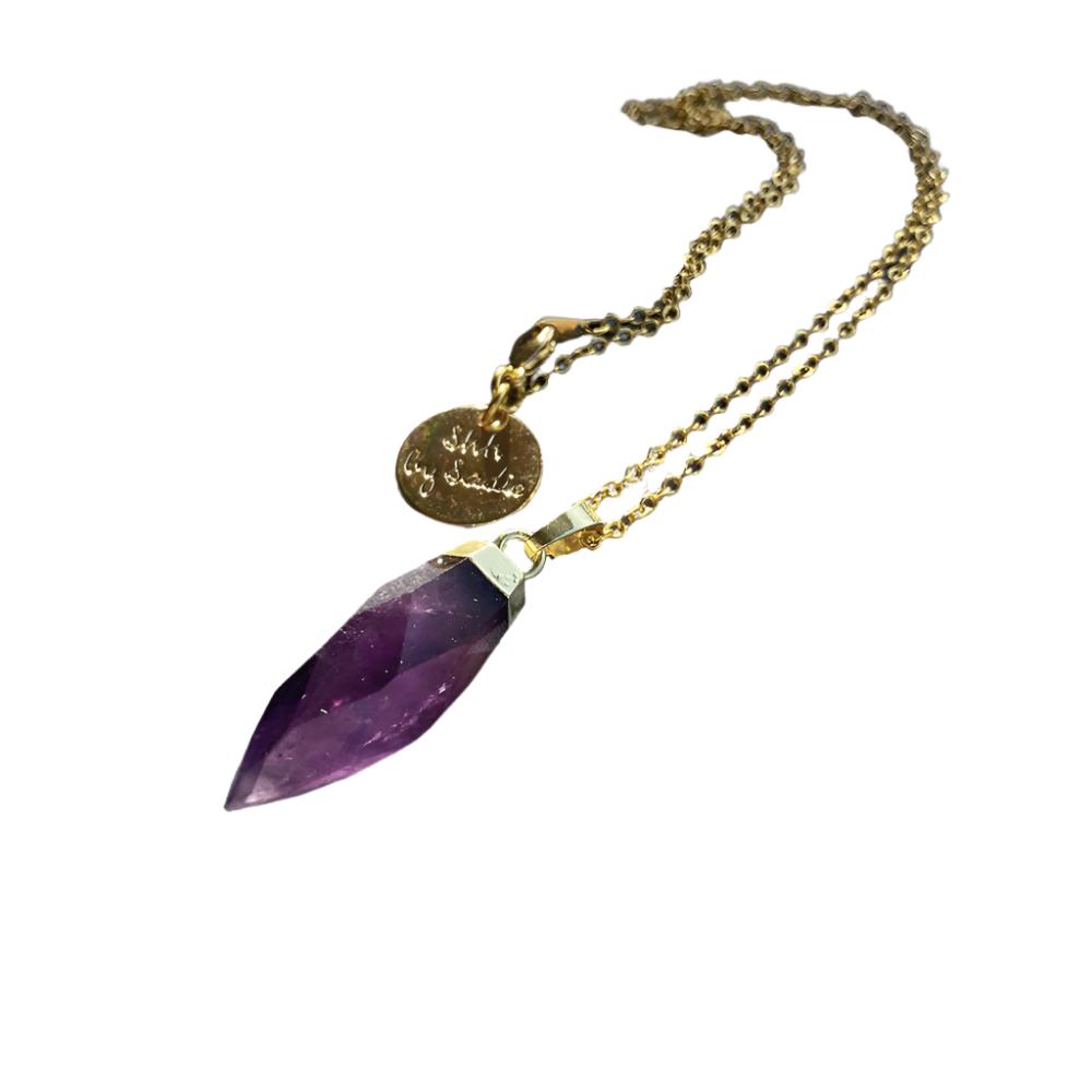 A purple stone necklace elegantly paired with a gold chain, showcasing a blend of color and sophistication.