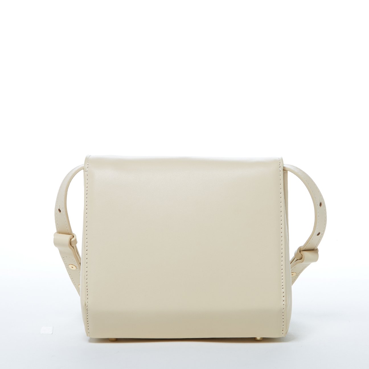 A chic cream leather crossbody bag, small in size, ideal for carrying essentials while maintaining a fashionable look.
